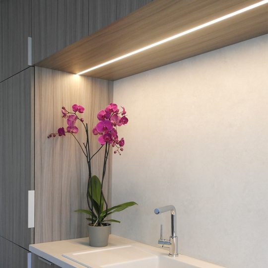 Topmet GROOVE10 bútorlapba süllyeszthető LED profil natur aluminium felülettel