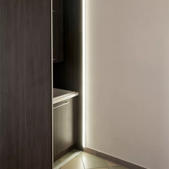 Topmet CORNER14 sarokba szerelhető LED profil natur alu változatban