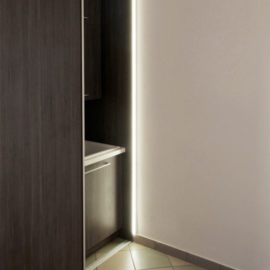 Topmet CORNER14 sarokba szerelhető LED profil fekete színben