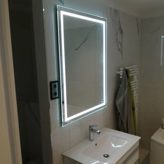 LED tükör négyzet 80x100 cm körben világító